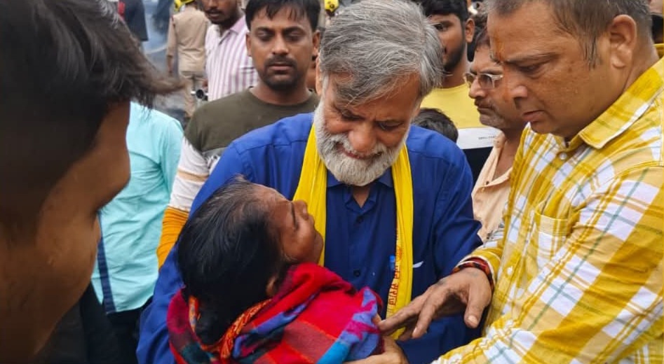 दरभंगा में सिलेंडर ब्लास्ट पीड़ितों से मिले जन सुराज पार्टी प्रत्याशी राकेश मिश्रा, बोले – “यह समय राजनीति का नहीं, मानवता का है”