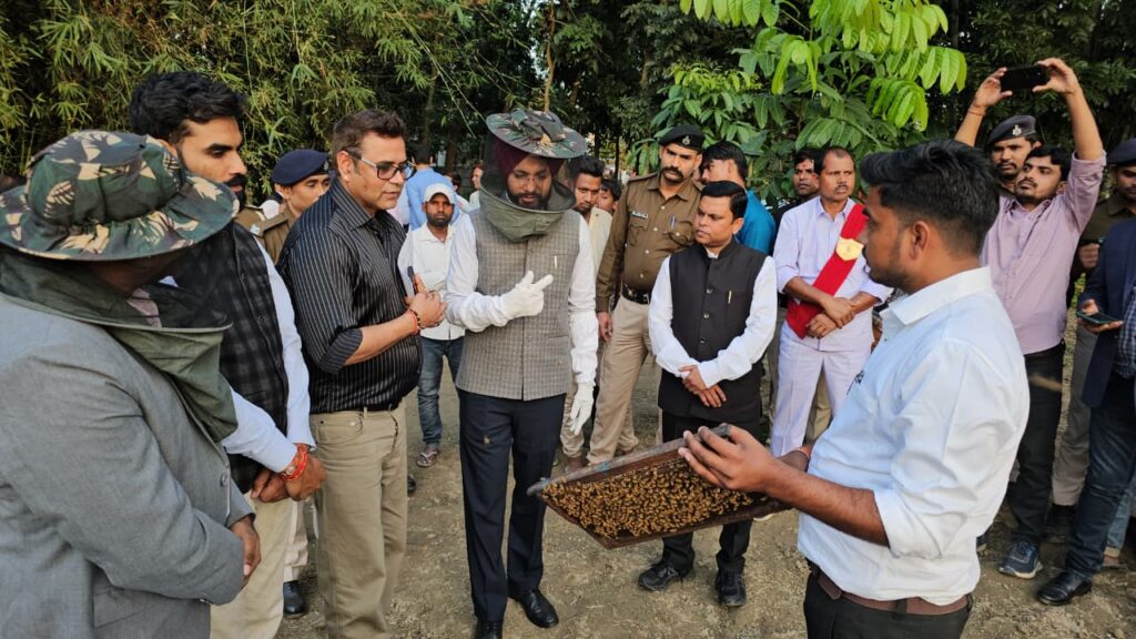 मधेपुरा के डीएम ने रामगंज परियोजना को सराहा, कहा—उत्तर बिहार में वैज्ञानिक शहद उत्पादन का बनेगा नया मॉडल