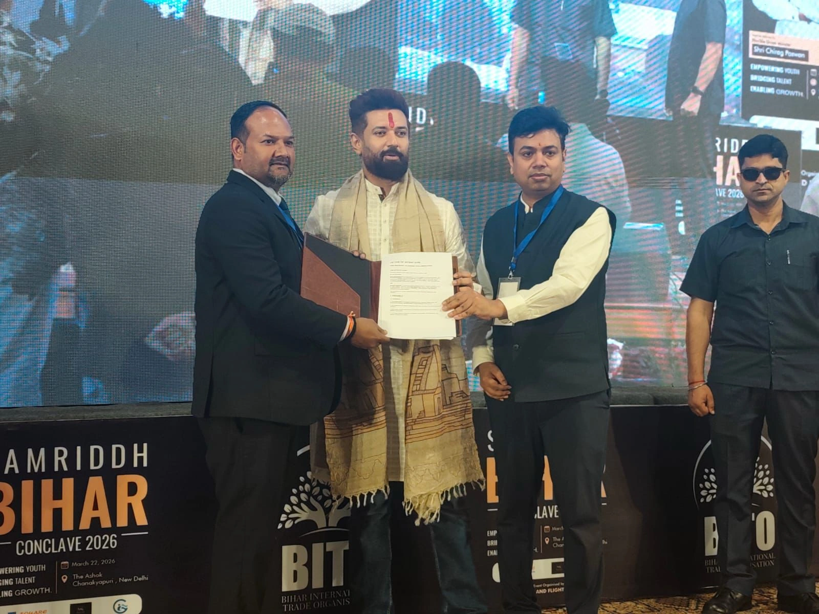 बिहार दिवस पर वैश्विक व्यवसाय आइकन सम्मान: इटाची फूड प्रोडक्ट्स के एमडी अजय गुप्ता को चिराग पासवान ने किया सम्मानित