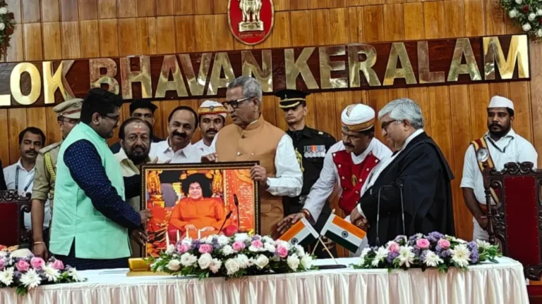 राज्यपाल ओम प्रकाश माथुर को मिला सत्य साईं बाबा का चित्र, डॉ. मल्लप्पा ने दिया सेवा का संदेश