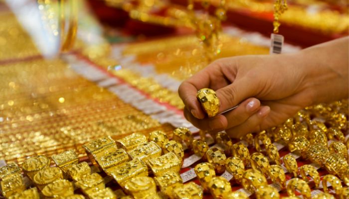 कीमतें टूटीं पर टैक्स नहीं बदला, सोना खरीदना अब भी महंगा सौदा