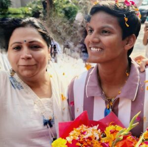 वर्ल्ड कप विजेता दीप्ति शर्मा का द्वारका में हुआ भव्य स्वागत, कात्यायनी सोसाइटी में गूंजे जयकारे और तालियां