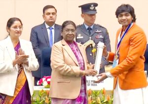 राष्ट्रपति द्रौपदी मुर्मू ने 7 समिट्स चैलेंज पूरा करने वाले युवा पर्वतारोही विश्वनाथ कार्तिकेय पडाकंती को प्रधानमंत्री राष्ट्रीय बाल पुरस्कार से किया सम्मानित