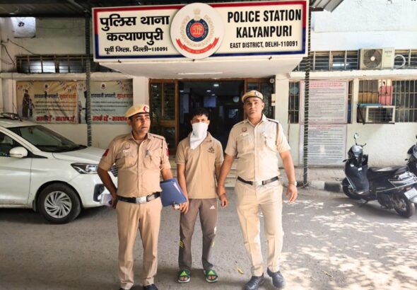 दिल्ली पुलिस की मुस्तैदी से फरार होने की कोशिश कर रहा बदमाश गिरफ्तार, पिस्तौल व कारतूस जब्त