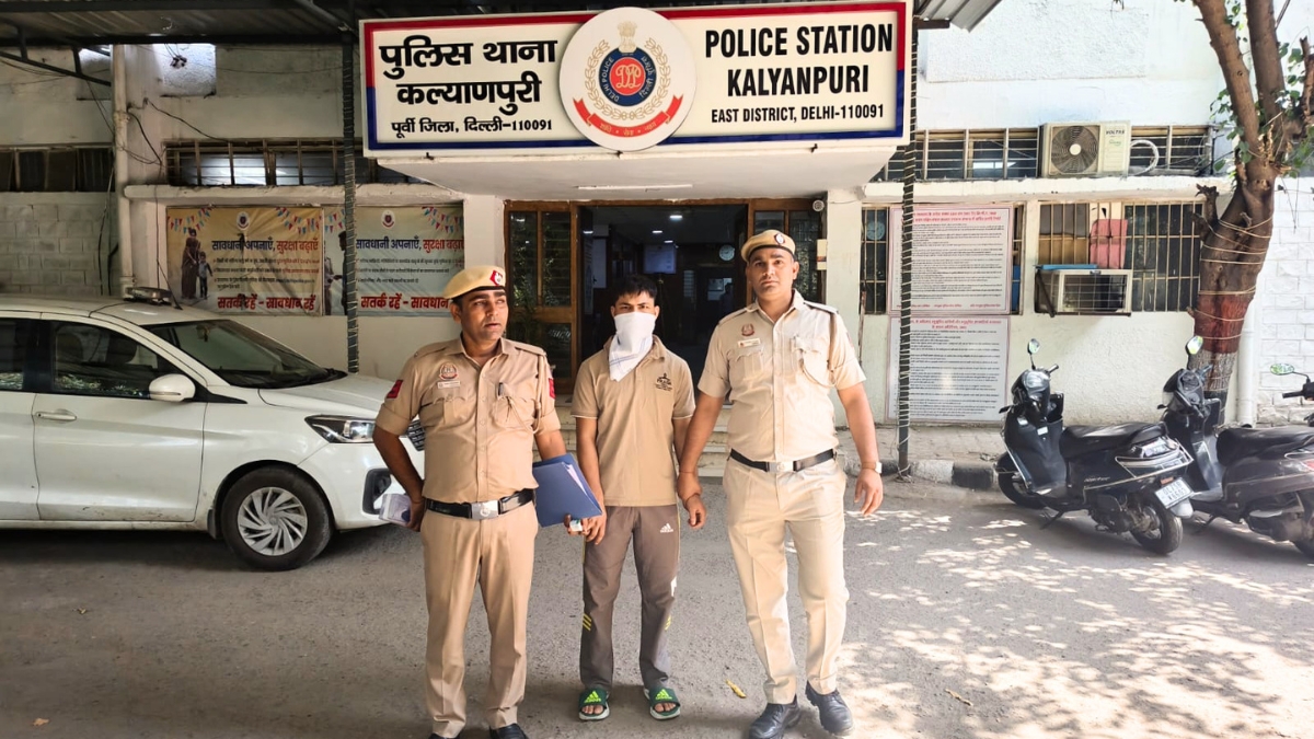दिल्ली पुलिस की मुस्तैदी से फरार होने की कोशिश कर रहा बदमाश गिरफ्तार, पिस्तौल व कारतूस जब्त