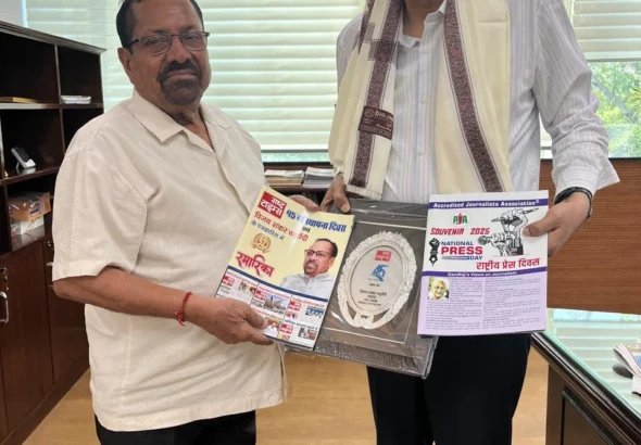 चार दशकों से निष्पक्ष एवं निर्भीक पत्रकारिता को समर्पित वरिष्ठ पत्रकार एवं केंद्रीय सूचना आयोग के आयुक्त आशुतोष चतुर्वेदी का भव्य सम्मान