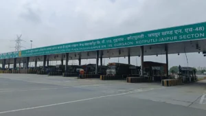 एनएच-48 शाहजहांपुर टोल प्लाजा पर एनएचएआई दिशा-निर्देशों का उल्लंघन