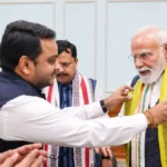 राष्ट्रीय हथकरघा दिवस: पीएम मोदी को विजय चिंतकायला ने भेंट किया हस्तनिर्मित मंगलागिरी शॉल