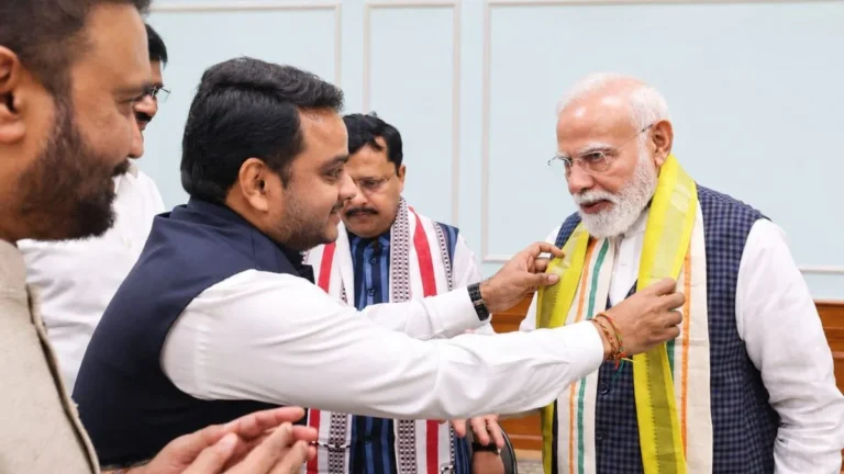 राष्ट्रीय हथकरघा दिवस: पीएम मोदी को विजय चिंतकायला ने भेंट किया हस्तनिर्मित मंगलागिरी शॉल