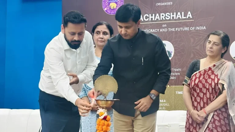 Delhi University Acharshala: ‘युवा, लोकतंत्र और भारत का भविष्य’ पर छात्रों और विशेषज्ञों के बीच संवाद