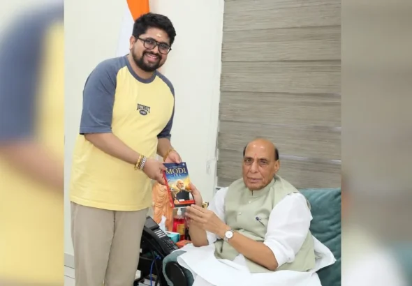 डॉ. भार्गव मल्लप्पा ने राजनाथ सिंह को भेंट की डिजिटल इंडिया पर नई पुस्तक